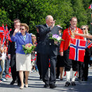 Kongeparet og ordfører Bjarne Sommerstad spaserer inn til Andebu sentrum (Foto: Håkon Mosvold Larsen / NTB scanpix)